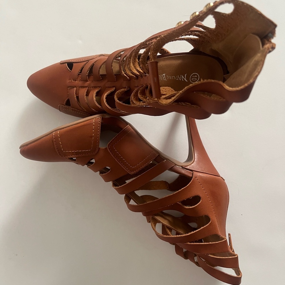 🆕 Strapped high heel shoe